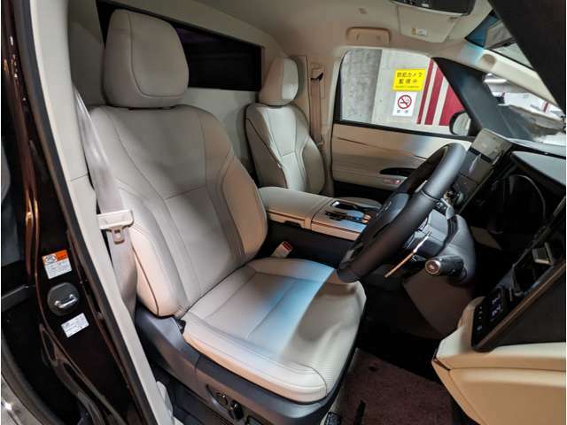 前席シート表皮には、セミアリニン本革が使用さてており、シートヒーター＆ベンチレーションを内蔵したパワーシートです。