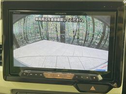 【バックカメラ】駐車時に後方がリアルタイム映像で確認できます。大型商業施設や立体駐車場での駐車時や、夜間のバック時に大活躍！運転スキルに関わらず、今や必須となった装備のひとつです！