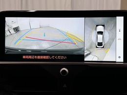 パノラミックビューモニターシステムが付いているので車の上から見た映像が確認できますよ。　一目で車両周辺の情報を確認できますが、直接安全をご確認下さい。