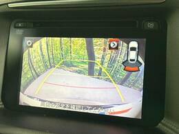 【バックカメラ】駐車時に後方がリアルタイム映像で確認できます。大型商業施設や立体駐車場での駐車時や、夜間のバック時に大活躍！運転スキルに関わらず、今や必須となった装備のひとつです！