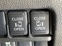 【両側スライドドア】駐車場で隣の車との間隔が狭く乗りにくい時、スライドドアなら安心！ドアオープン時も幅を取らず、開口部が広いので乗り降りがとっても簡単です。大きな荷物の出し入れも後席から可能♪