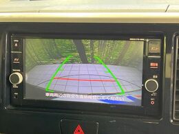 【バックカメラ】駐車時に後方がリアルタイム映像で確認できます。大型商業施設や立体駐車場での駐車時や、夜間のバック時に大活躍！運転スキルに関わらず、今や必須となった装備のひとつです！
