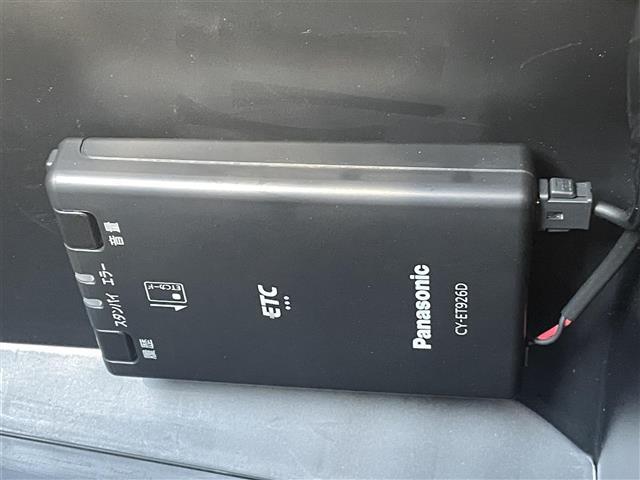 【ETC】有料道路を利用する際に料金所で停止することなく通過できる、ETC車載器（ノンストップ自動料金収受システム機器）が装備されています。セットアップを行うことで利用可能になります。