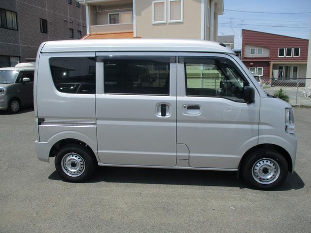 右側です