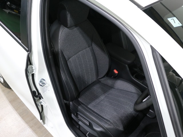 程よい硬さとホールド性が高いシートで長時間運転も快適です。