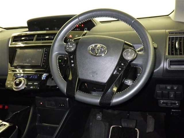 運転の際、常に目にする部分だけにシックで飽きのこないデザインが良いですね。