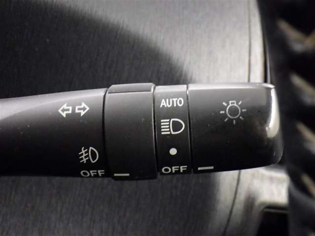 【オートライト】車外の明るさに応じて、自動的にライトの点灯・消灯をしてくれます。