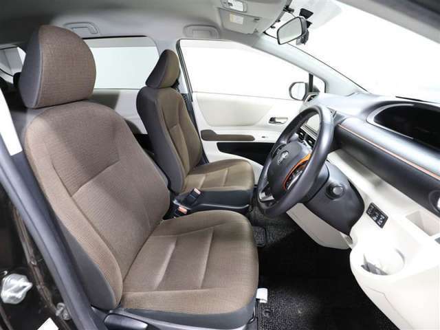 ゆったり室内で運転もしやすいです♪使い勝手の良い配置も考えられています！！