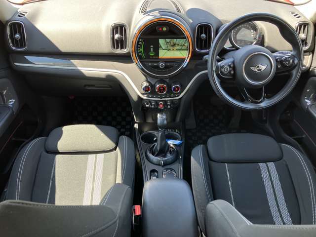 地域最大級の展示台数！お気に入りのお車があれば、ぜひステアリングを手にしてください。稀少モデルも鋭意取り揃え、幅広いニーズにお応え致します。スタッフ一同皆様のご来店を、心よりお待ち申し上げます。