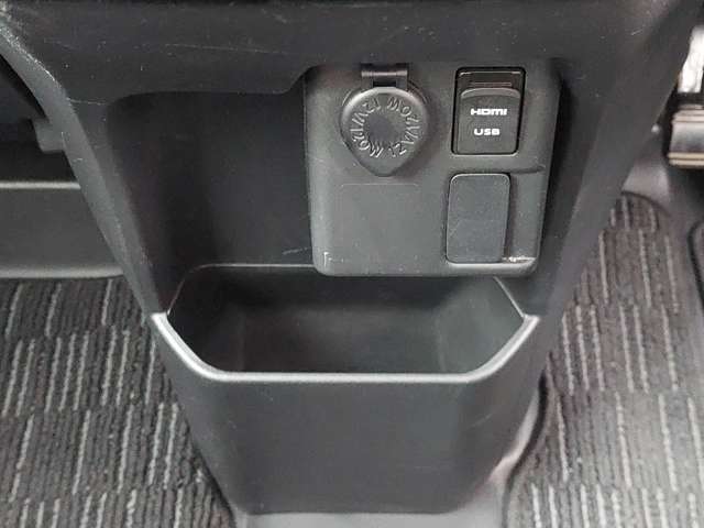 【運転席操作部】『運転席周辺の装備』の画像になります。快適なドライブを楽しむための機能が装備されています！運転席から触れるので使いやすいです！