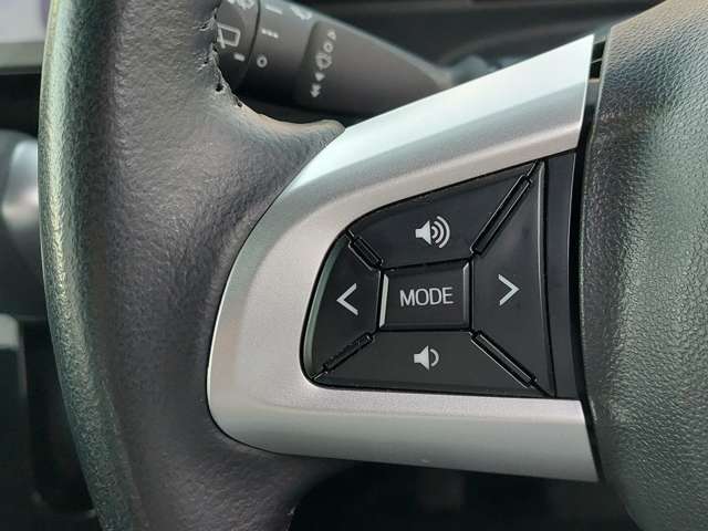 【ステアリングスイッチ】手元のボタンから、オーディオやナビなどの操作ができるので、よそ見をせずに安全に運転に集中できます！