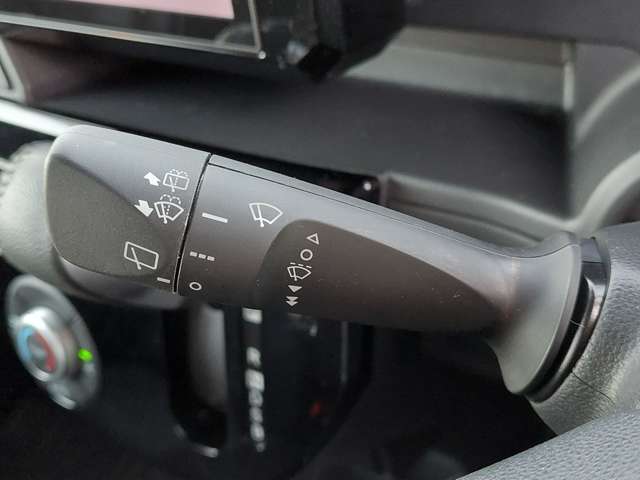 【運転席操作部】『運転席周辺の装備』の画像になります。快適なドライブを楽しむための機能が装備されています！運転席から触れるので使いやすいです！