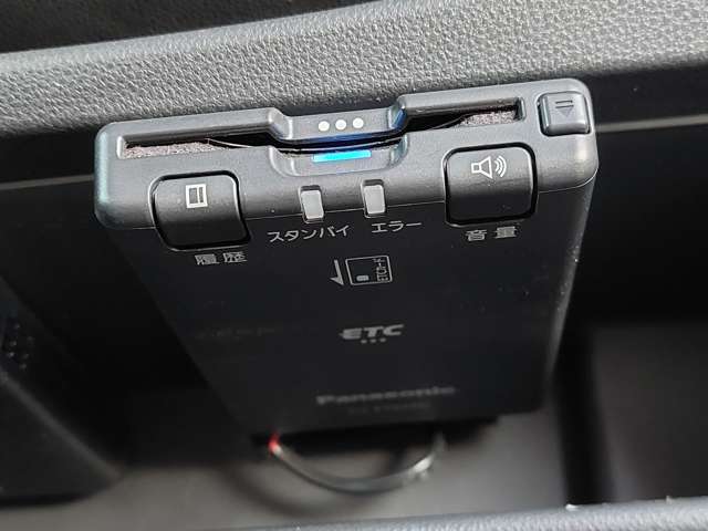 【ETC】有料道路を利用する際に料金所で停止することなく通過できる、ETC車載器（ノンストップ自動料金収受システム機器）が装備されています。セットアップを行うことで利用可能になります。