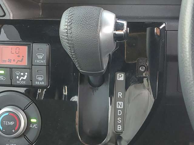 【シフトレバー】『シフトレバー』の画像になります。写真の内容に関してご不明点、ご質問等がございましたらお気軽にガリバー店舗までお問い合わせください。