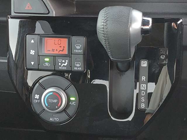 【運転席操作部】『運転席周辺の装備』の画像になります。快適なドライブを楽しむための機能が装備されています！運転席から触れるので使いやすいです！