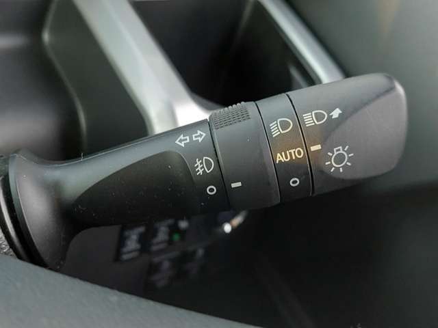【オートライト（AUTO）】外の明るさをシステムが感知して、自動でヘッドライトが点灯します！ヘッドライトをつけ忘れを防ぐ便利機能です。
