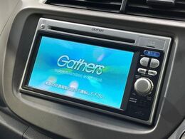 【純正ナビ】人気の純正ナビを装備しております。ナビの使いやすさはもちろん、オーディオ機能も充実！キャンプや旅行はもちろん、通勤や買い物など普段のドライブも楽しくなるはず♪