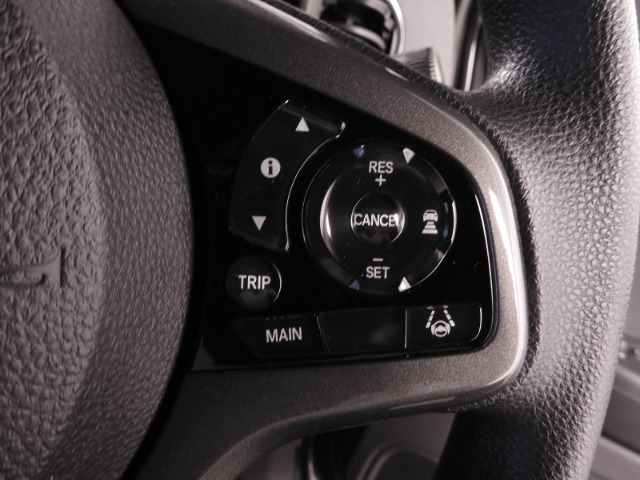 【アダプティブクルーズコントロール】予め設定した車速内でクルマが自動的に加減速。前走車との適切な車間距離を維持しながら追従走行します。【LKAS】車線維持支援システムでステアリング操作を支援。