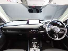 【禁煙車】禁煙車ですので、嫌な臭いはございません。このキレイさと使用感の少なさが、デモUP車の魅力ですよね。ぜひお座りになってお確かめください。