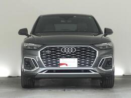 Audiデザインの特徴であるシングルフレームグリルが存在感を主張します。