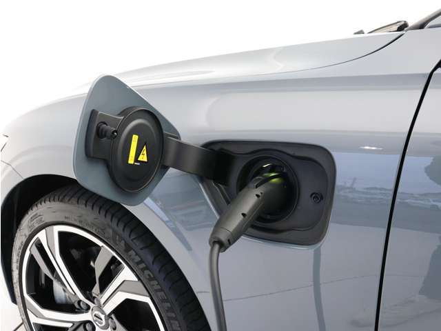 専用コードを接続するだけで簡単に充電が行えます。プラグインハイブリッドモデルRecharge PHEV T6 AWDは、走行中の充電のほか、自宅などに設置された充電機器からの充電が可能です。