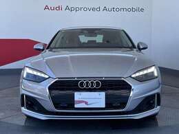 Audiの象徴であるシングルフレームグリルをよりワイドで低くシャープなデザインとすることでワイド＆ローのフォルムを協調しています。
