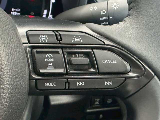 【レーダークルーズコントロール】装備車両です。レーダーやカメラを使って前を走るクルマの状況を検知して速度を調整してくれます。遠距離ドライブの高速道路などでは大活躍で疲労軽減に役立ちます。