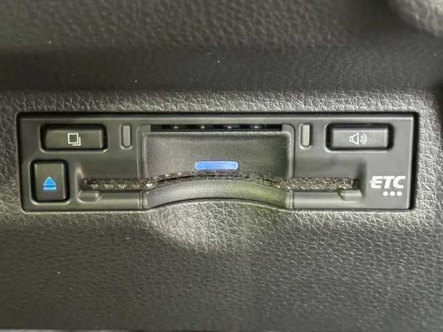 【ETC車載器】を装備しておりますので、ご納車直後からの遠距離ドライブも可能です。土日の利用料金の割引や、朝夕の通行料金を割引料金で高速道路をお楽しみいただけます。