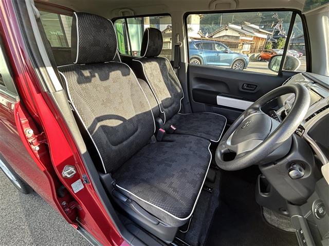 こちらは運転席のシートです。納車前には自社でしっかりクリーニングを行います。また、『AD除菌やシート撥水コーティング（別途料金）』などの、クリーニングメニューもご用意しております。