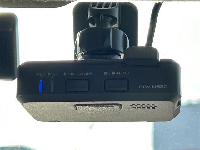 こちらドリンクフォルダーの写真です。破損等ありません。隅々まできれいにしておりますので、一度お客様の目でご確認ください。また別途有料で、室内クリーニングプランあります。是非お任せください！