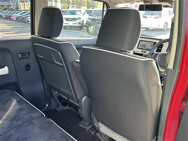 こちら後部座席の写真になります。前席に比べ、シートの状態は非常に良い状態です。長時間座っても疲れない設計になっている車両もありますので、是非一度お客様の目で、お車をご確認いただけますと幸いです。