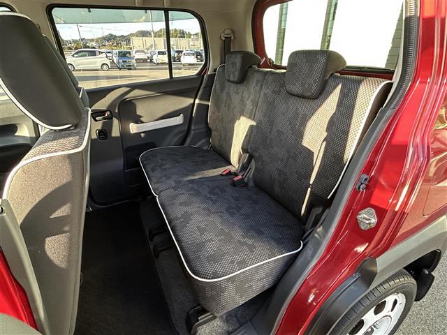 こちら後部座席の写真になります。前席に比べ、シートの状態は非常に良い状態です。長時間座っても疲れない設計になっている車両もありますので、是非一度お客様の目で、お車をご確認いただけますと幸いです。