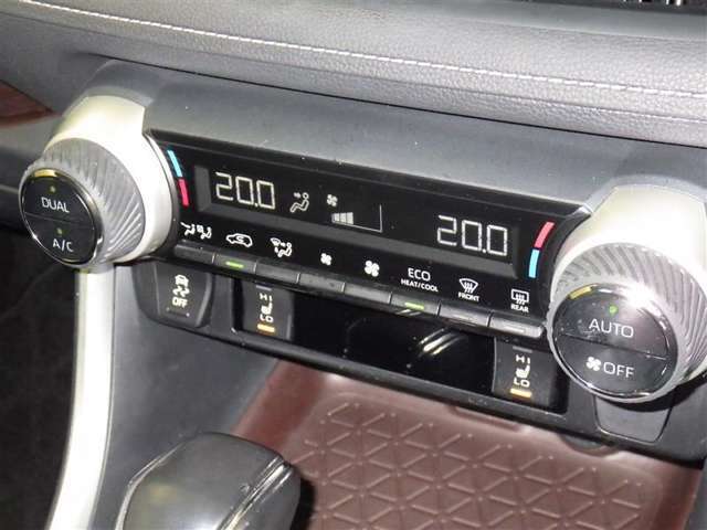 運転席・助手席・独立型オートエアコン。運転手とパートナー別々の温度設定が出来快適なドライブが楽しめます！！