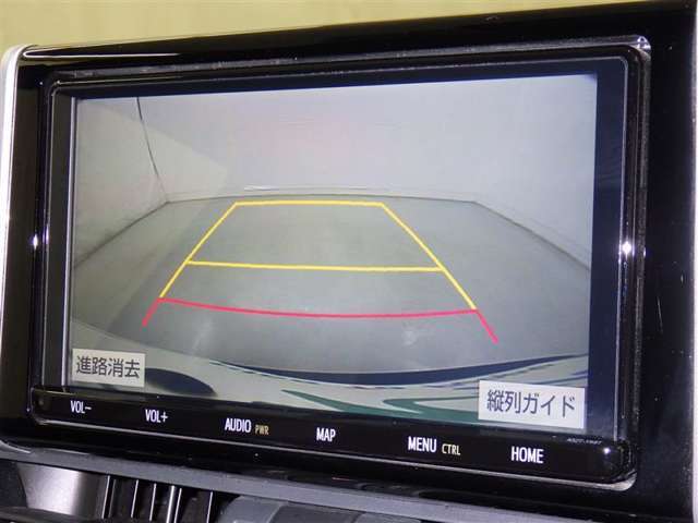 バックモニターも装備しております。バックギアに入れるとナビ画面に車の後方が映し出されます。これで後方確認も安心！