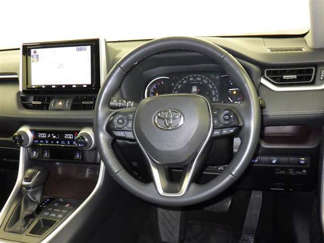 運転の際、常に目にする部分だけにシックで飽きのこないデザインが良いですね。