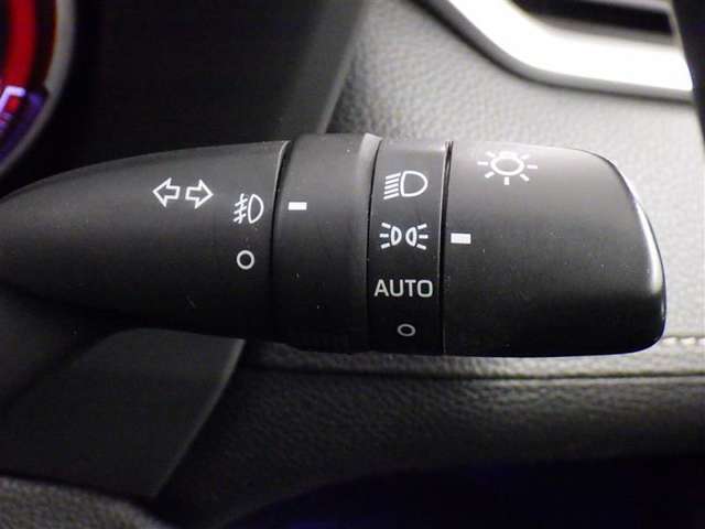 【オートライト】車外の明るさに応じて、自動的にライトの点灯・消灯をしてくれます。