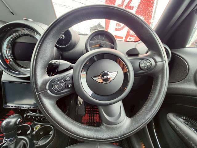 【革巻きハンドル】ハンドルは純正の上質な革巻きステアリング装備で、手触りと高級感を両立