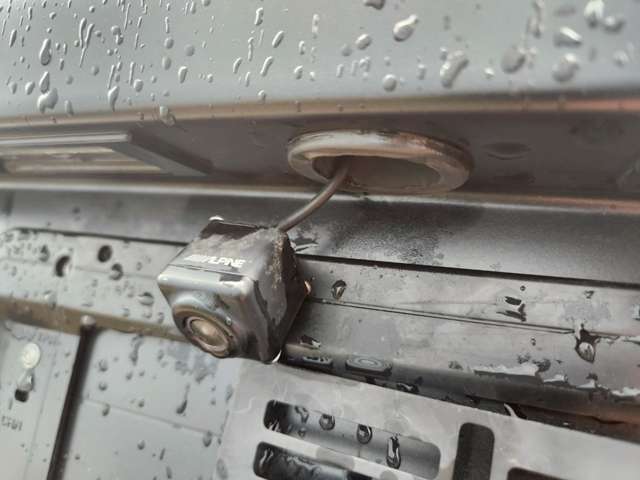 アルパイン製のバックカメラ搭載していますがレンズが曇り見にくい状態です。有料で交換も可能です。