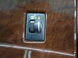 【シートヒーター】寒い日に重宝するシートヒーター！エアコンより早く温まってくれるので寒がりの人も安心ですね♪エアコンの温風は乾燥するから苦手、という方にもをおすすめです。