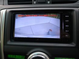 【バックカメラ】駐車時に後方がリアルタイム映像で確認できます。大型商業施設や立体駐車場での駐車時や、夜間のバック時に大活躍！運転スキルに関わらず、今や必須となった装備のひとつです！