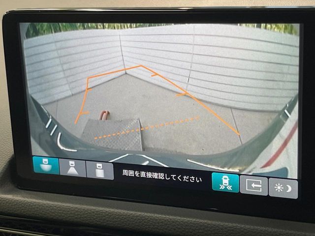 【バックカメラ】駐車時に後方がリアルタイム映像で確認できます。大型商業施設や立体駐車場での駐車時や、夜間のバック時に大活躍！運転スキルに関わらず、今や必須となった装備のひとつです！