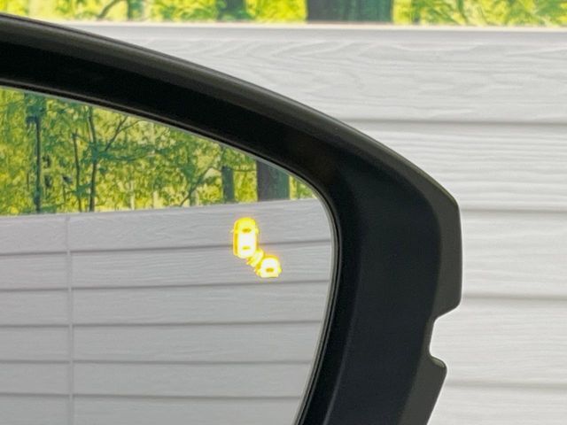 【ブラインドスポットインフォメーション】走行中、ドアミラーの死角になりやすい箇所に後続車が接近するとサイドミラー付近に警告を表示、ドライバーに注意喚起をしてくれます。