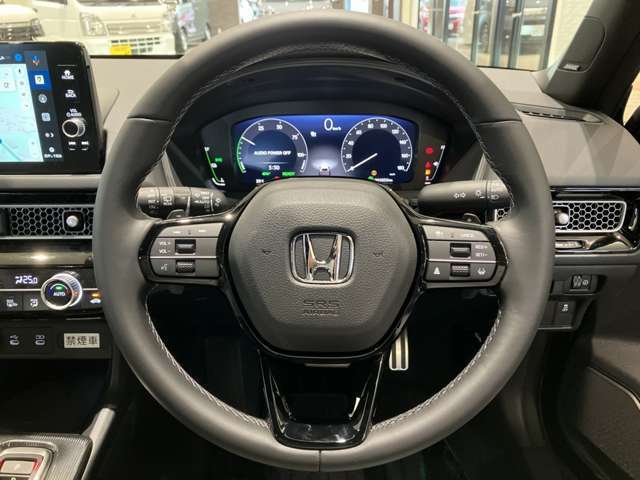 運転している間、長く触れているものだから手になじむハンドルがいいですよね。本革巻のステアリングは乗れば乗るほど手になじんでいきます。