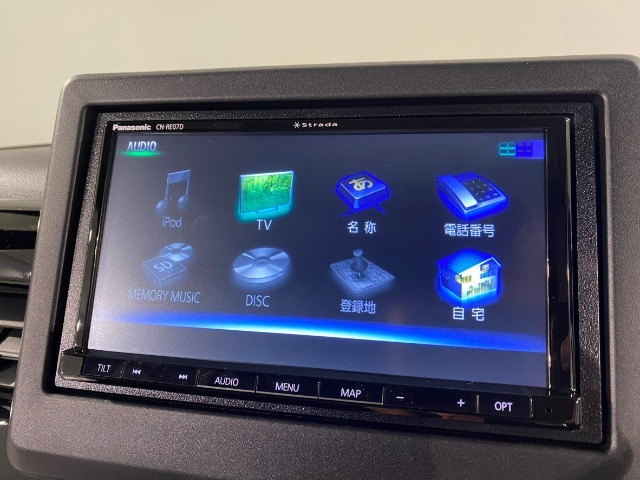 社外ナビ付です。社外品ですがピッタリ枠に収まって純正品と遜色ありません。別のオーディオに交換もできます（有料）。
