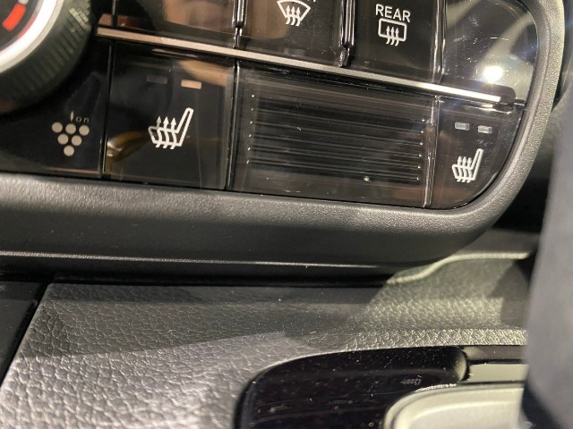 【シートヒーター】シートヒーター装備車です。寒い冬に乗車中とても暖かく快適に移動できます。冷え性の方にピッタリの装備です！