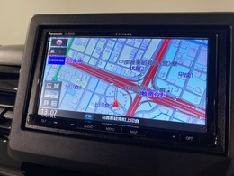 社外ナビ付です。社外品ですがピッタリ枠に収まって純正品と遜色ありません。別のオーディオに交換もできます（有料）。