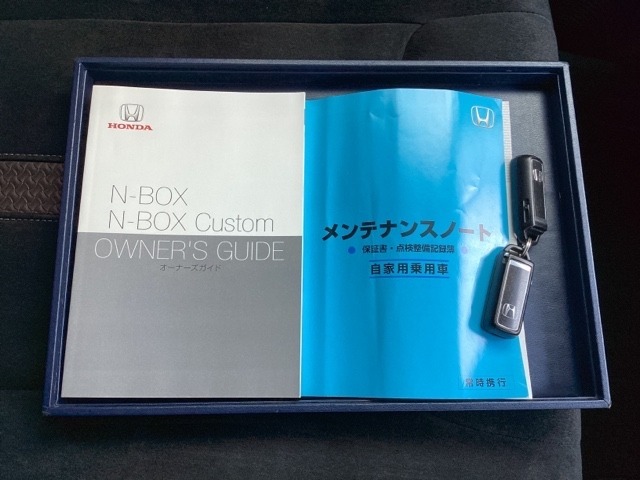メンテナンスノート【点検整備記録簿・保証書】、取説も揃ってます。スマートキーはバッグなどにしまったままボタン操作でエンジンの始動・停止ができて大変便利です。