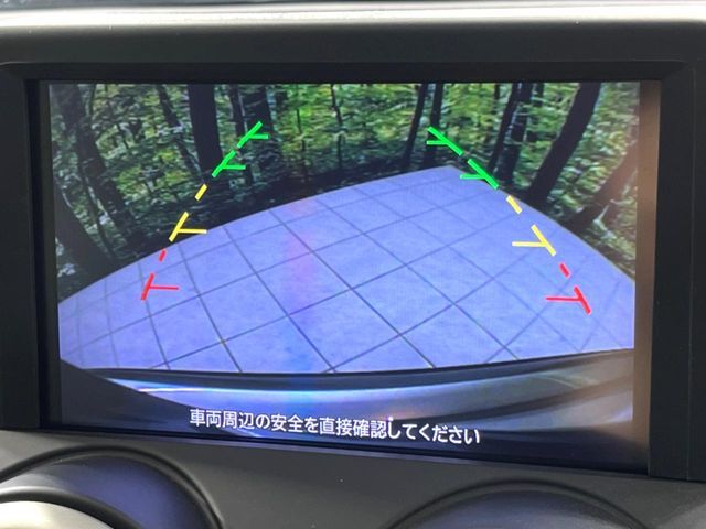 【バックカメラ】駐車時に後方がリアルタイム映像で確認できます。大型商業施設や立体駐車場での駐車時や、夜間のバック時に大活躍！運転スキルに関わらず、今や必須となった装備のひとつです！