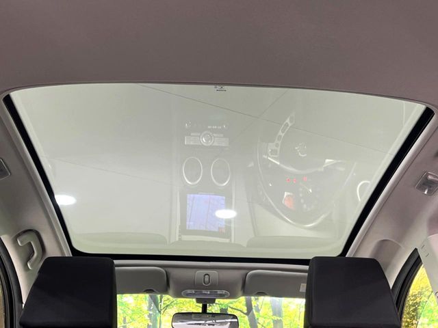 【ガラスルーフ】ガラスルーフ搭載で車内の解放感が一気にアップ！開放的なドライブをお楽しみいただけます。