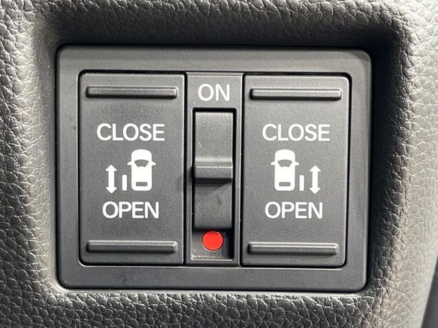 【両側パワースライドドア】スマートキーや運転席のスイッチで後席両側スライドドアの開閉が可能♪電動だから力を入れてドアを開ける必要が無く、小さなお子様でも簡単に開け閉めでき快適です♪